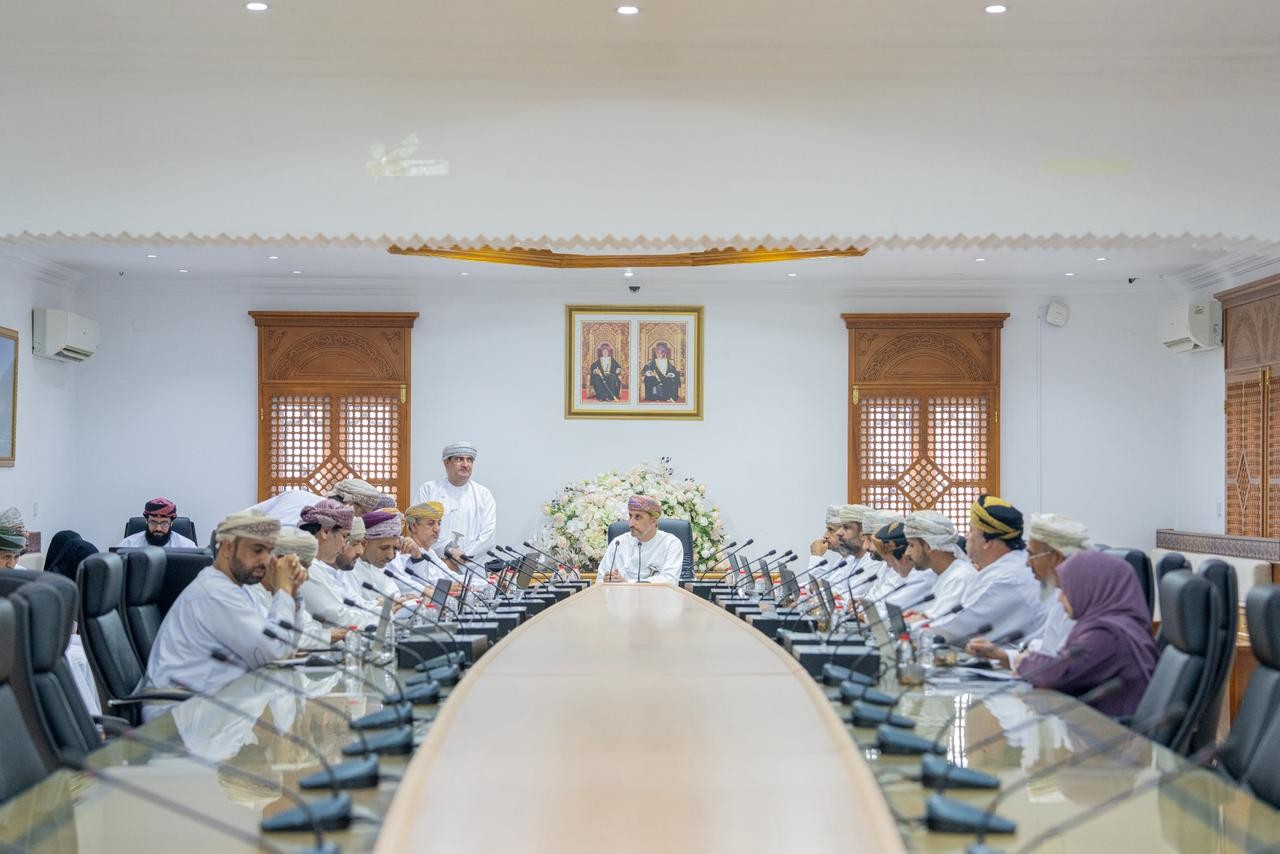 بلدي شمال الباطنة يناقش أمن وسلامة الطلبة بالحافلات المدرسية